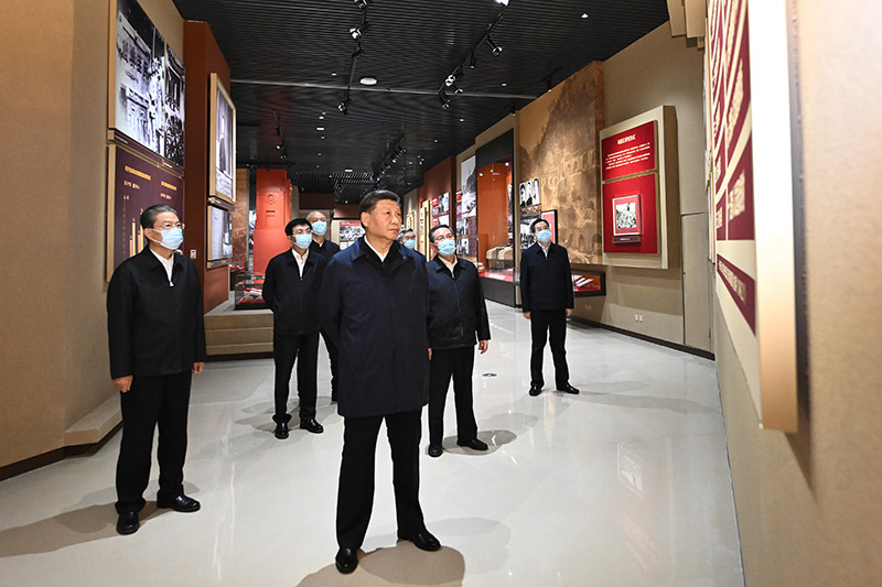 　　10月27日，中共中央總書記、國家主席、中央軍委主席習(xí)近平帶領(lǐng)中共中央政治局常委李強(qiáng)、趙樂際、王滬寧、蔡奇、丁薛祥、李希，瞻仰延安革命紀(jì)念地。這是習(xí)近平等在延安革命紀(jì)念館，參觀《偉大歷程——中共中央在延安十三年歷史陳列》。