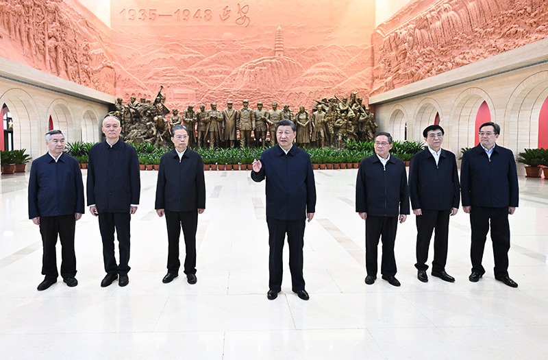 　　10月27日，中共中央總書記、國家主席、中央軍委主席習(xí)近平帶領(lǐng)中共中央政治局常委李強(qiáng)、趙樂際、王滬寧、蔡奇、丁薛祥、李希，瞻仰延安革命紀(jì)念地。這是習(xí)近平在延安革命紀(jì)念館參觀《偉大歷程——中共中央在延安十三年歷史陳列》結(jié)束時(shí)發(fā)表重要講話。