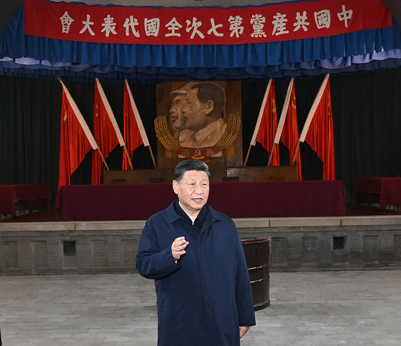 　　10月27日，中共中央總書記、國家主席、中央軍委主席習(xí)近平帶領(lǐng)中共中央政治局常委李強(qiáng)、趙樂際、王滬寧、蔡奇、丁薛祥、李希，瞻仰延安革命紀(jì)念地。這是習(xí)近平在楊家?guī)X瞻仰中共七大會(huì)址。