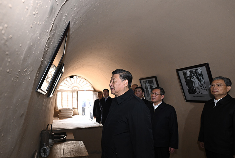 　　10月27日，中共中央總書記、國家主席、中央軍委主席習(xí)近平帶領(lǐng)中共中央政治局常委李強(qiáng)、趙樂際、王滬寧、蔡奇、丁薛祥、李希，瞻仰延安革命紀(jì)念地。這是習(xí)近平等在楊家?guī)X參觀朱德舊居。