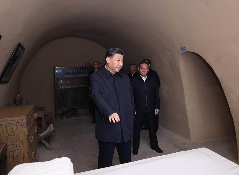 　　10月27日，中共中央總書記、國家主席、中央軍委主席習(xí)近平帶領(lǐng)中共中央政治局常委李強(qiáng)、趙樂際、王滬寧、蔡奇、丁薛祥、李希，瞻仰延安革命紀(jì)念地。這是習(xí)近平等在楊家?guī)X參觀毛澤東舊居。