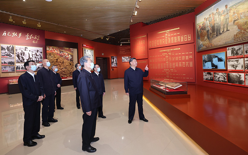 　　10月27日，中共中央總書記、國家主席、中央軍委主席習(xí)近平帶領(lǐng)中共中央政治局常委李強(qiáng)、趙樂際、王滬寧、蔡奇、丁薛祥、李希，瞻仰延安革命紀(jì)念地。這是習(xí)近平等在延安革命紀(jì)念館，參觀《偉大歷程——中共中央在延安十三年歷史陳列》。