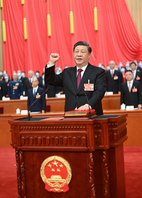 　　3月10日，十四屆全國(guó)人大一次會(huì)議在北京人民大會(huì)堂舉行第三次全體會(huì)議。習(xí)近平全票當(dāng)選中華人民共和國(guó)主席、中華人民共和國(guó)中央軍事委員會(huì)主席。這是習(xí)近平進(jìn)行憲法宣誓。 