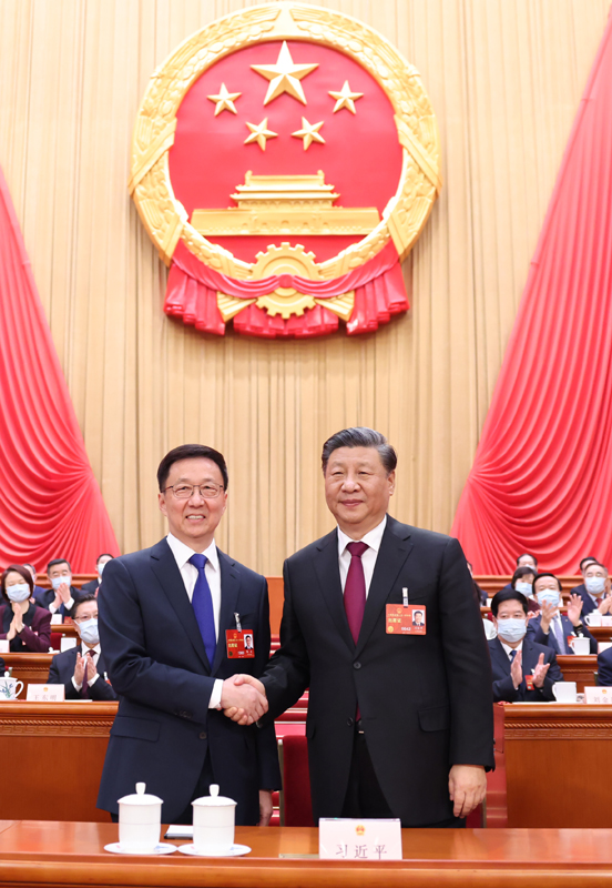 　　3月10日，十四屆全國(guó)人大一次會(huì)議在北京人民大會(huì)堂舉行第三次全體會(huì)議。習(xí)近平全票當(dāng)選中華人民共和國(guó)主席、中華人民共和國(guó)中央軍事委員會(huì)主席。這是習(xí)近平同新當(dāng)選的國(guó)家副主席韓正握手。 