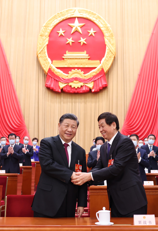 　　3月10日，十四屆全國(guó)人大一次會(huì)議在北京人民大會(huì)堂舉行第三次全體會(huì)議。習(xí)近平全票當(dāng)選中華人民共和國(guó)主席、中華人民共和國(guó)中央軍事委員會(huì)主席。這是習(xí)近平同栗戰(zhàn)書(shū)握手。 