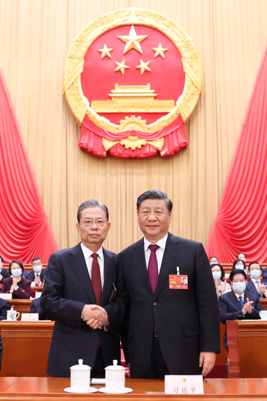 　　3月10日，十四屆全國(guó)人大一次會(huì)議在北京人民大會(huì)堂舉行第三次全體會(huì)議。習(xí)近平全票當(dāng)選中華人民共和國(guó)主席、中華人民共和國(guó)中央軍事委員會(huì)主席。這是習(xí)近平同新當(dāng)選的全國(guó)人大常委會(huì)委員長(zhǎng)趙樂(lè)際握手。