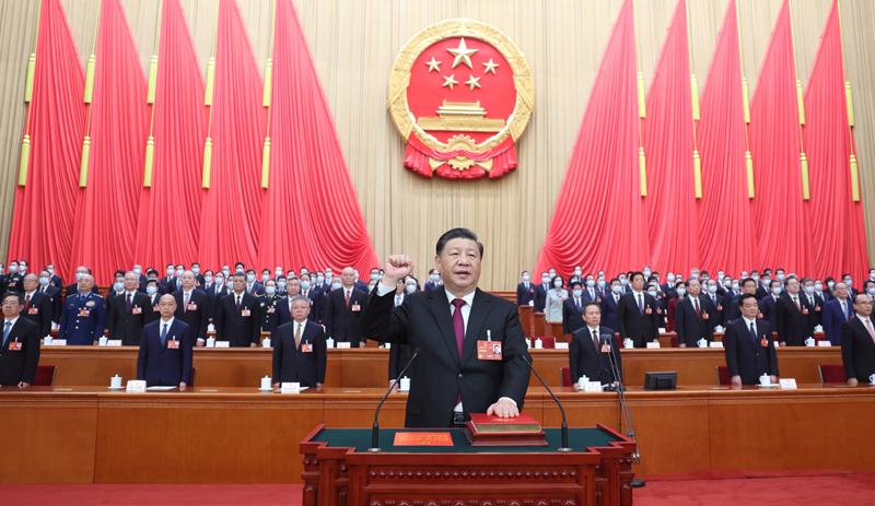 　　3月10日，十四屆全國(guó)人大一次會(huì)議在北京人民大會(huì)堂舉行第三次全體會(huì)議。習(xí)近平全票當(dāng)選中華人民共和國(guó)主席、中華人民共和國(guó)中央軍事委員會(huì)主席。這是習(xí)近平進(jìn)行憲法宣誓。 
