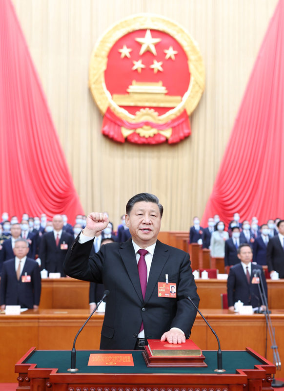 　　3月10日，十四屆全國(guó)人大一次會(huì)議在北京人民大會(huì)堂舉行第三次全體會(huì)議。習(xí)近平全票當(dāng)選中華人民共和國(guó)主席、中華人民共和國(guó)中央軍事委員會(huì)主席。這是習(xí)近平進(jìn)行憲法宣誓。