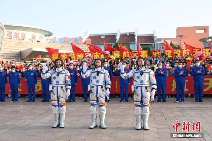 北京時間2023年5月30日6時42分，神舟十六號載人飛行任務航天員乘組出征儀式在酒泉衛(wèi)星發(fā)射中心問天閣圓夢園廣場舉行。6時44分，中國載人航天工程總指揮、空間站應用與發(fā)展階段飛行任務總指揮部總指揮長許學強下達出發(fā)命令，景海鵬、朱楊柱、桂海潮3名航天員領命出征。汪江波 攝