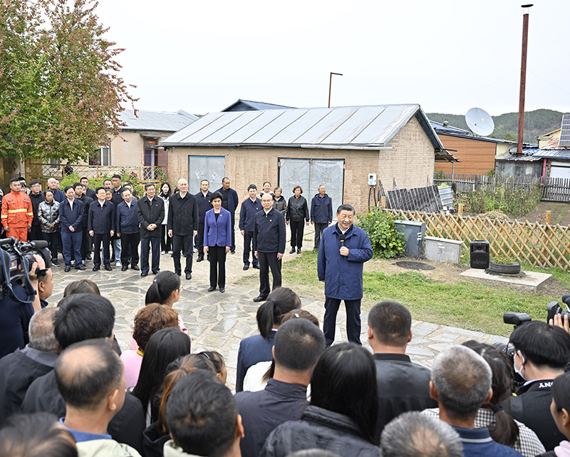 9月6日至8日，中共中央總書記、國(guó)家主席、中央軍委主席習(xí)近平在黑龍江考察。這是6日下午，習(xí)近平在大興安嶺地區(qū)漠河市北極村考察時(shí)，同當(dāng)?shù)厝罕娪H切交流。