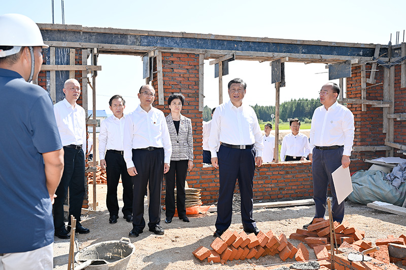 9月6日至8日，中共中央總書記、國(guó)家主席、中央軍委主席習(xí)近平在黑龍江考察。這是7日上午，習(xí)近平在遭受洪澇災(zāi)害的哈爾濱尚志市老街基鄉(xiāng)龍王廟村，察看水毀房屋重建情況。